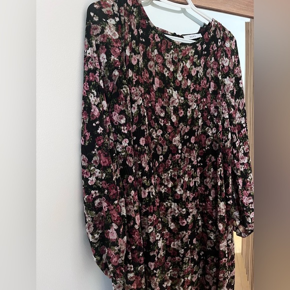 Cute Floral Pleated Dress - Picture 4 of 5